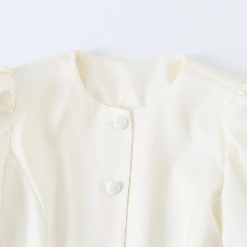 Damen Taillierter Kurzblazer mit Puffärmeln und bezogenen Knöpfen Nord Taschen