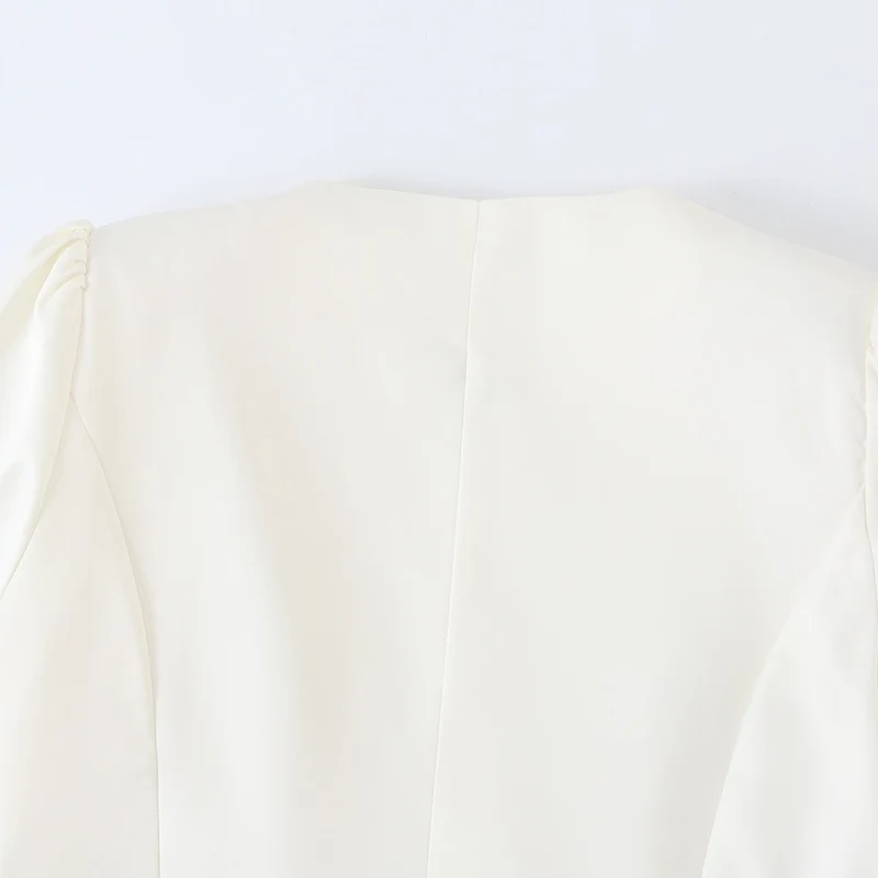 Damen Taillierter Kurzblazer mit Puffärmeln und bezogenen Knöpfen Nord Taschen
