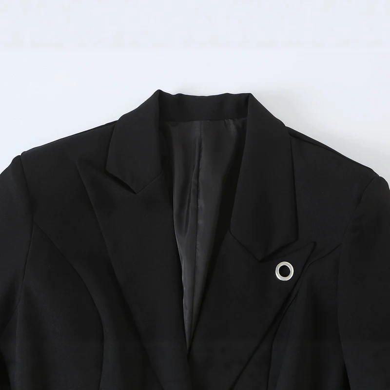 Damen Taillierter Kurzblazer mit dekorativem Metallknopf und Pattentaschen Nord Taschen