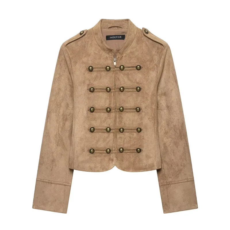 Damen Kurzjacke im Military‑Stil mit Stehkragen und Zierknopf‑Detail Nord Taschen