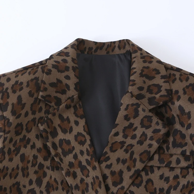 Damen Taillierter Blazer im Leoprint mit Revers und Pattentaschen Nord Taschen