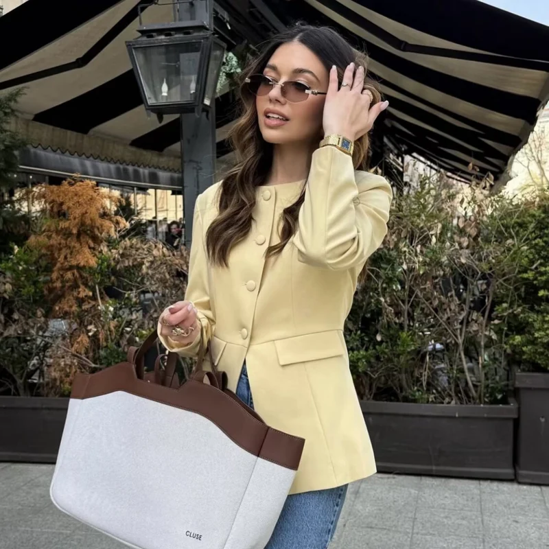 Damen Taillierte Blazerjacke mit Rundhalsausschnitt, verdeckter Knopfleiste und Pattentaschen Nord Taschen