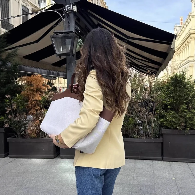 Damen Taillierte Blazerjacke mit Rundhalsausschnitt, verdeckter Knopfleiste und Pattentaschen Nord Taschen