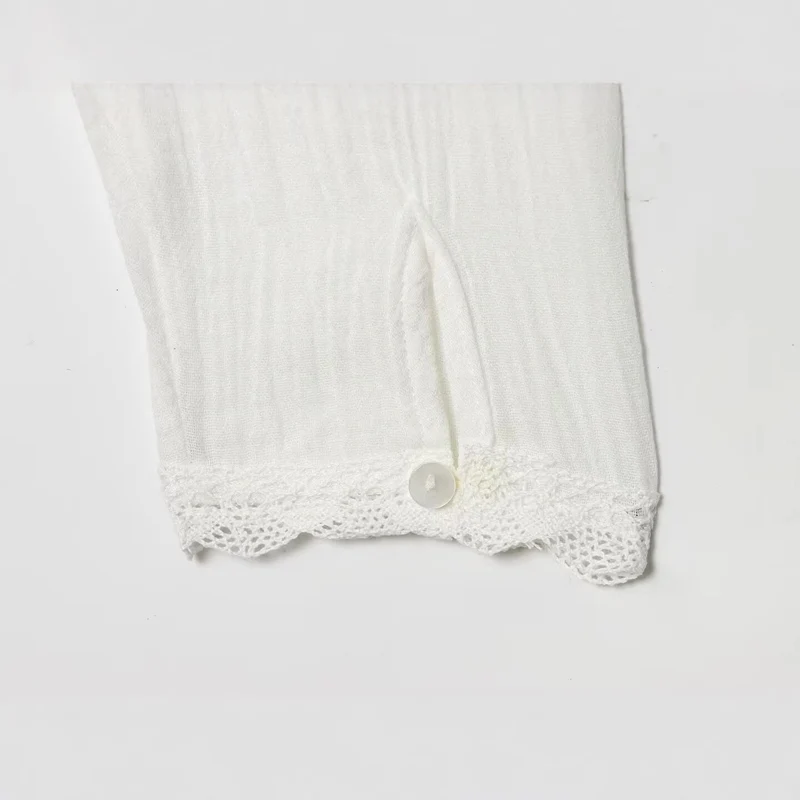 Damen Romantische Spitzenbluse mit Knopfleiste, Taillenbindeband und zarter Stickerei Nord Taschen