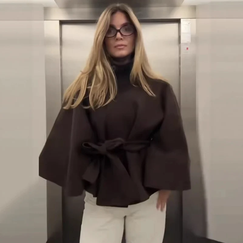 Damen 2900+ eleganter kurzer Cape‑Umhang mit Stehkragen, Knopfleiste und Taillenband Nord Taschen