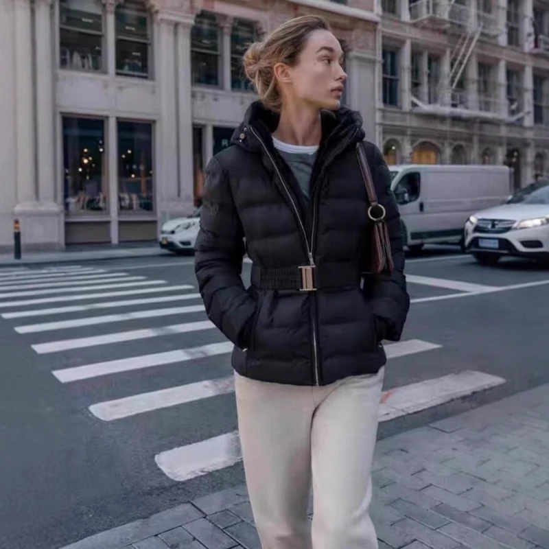 Damen Glänzende Daunenoptik-Steppjacke mit Kapuze und tailliertem Zugbandgürtel Nord Taschen