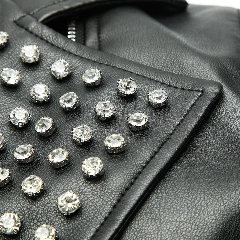 Damen Asymmetrische Bikerjacke aus Kunstleder mit genietetem Revers und gesteppter Armzone Nord Taschen