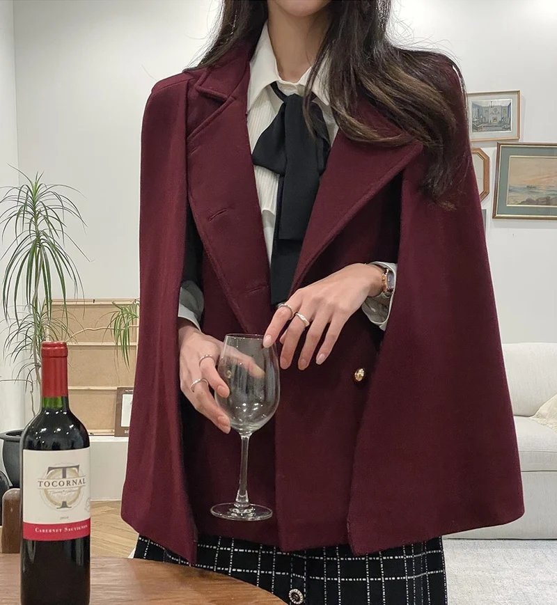 Damen Mantelcape im Tailoring‑Look mit doppelreihiger Knopfleiste und markanter Schulter Nord Taschen
