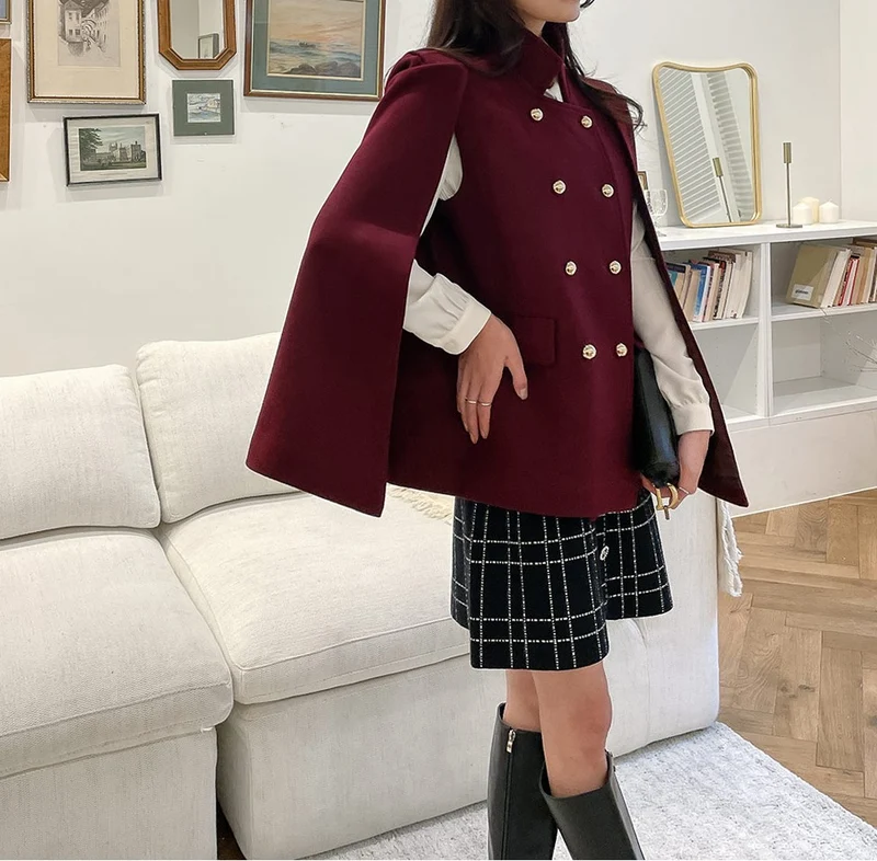 Damen Mantelcape im Tailoring‑Look mit doppelreihiger Knopfleiste und markanter Schulter Nord Taschen