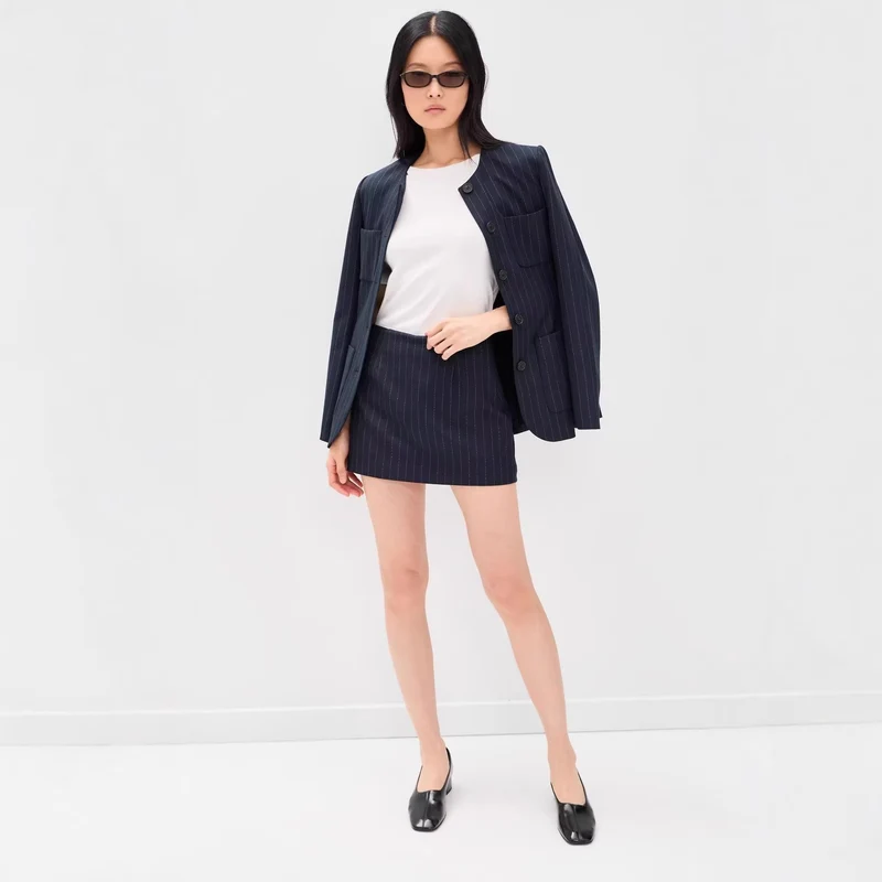 Damen Zweiteiliges Nadelstreifen-Tailoring-Set mit kragenlosem Blazer und hochgeschnittenem Minirock Nord Taschen