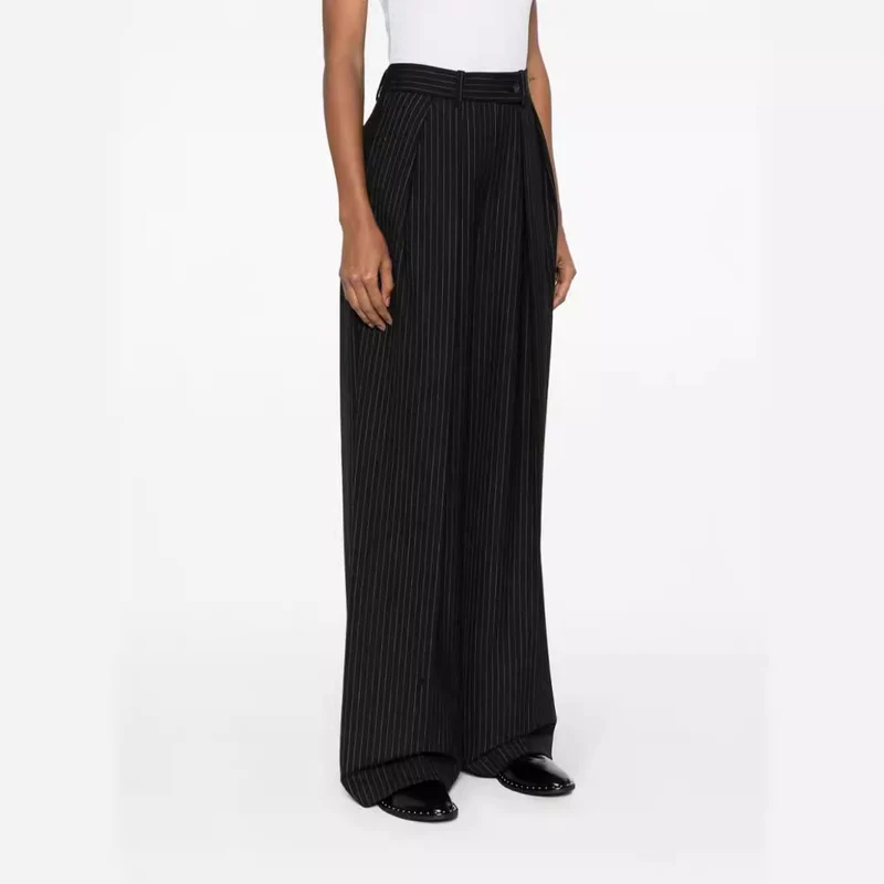 Damen Zweiteiliger Nadelstreifen-Anzug mit oversized Doppelreiher und weiten Bundfaltenhosen Nord Taschen