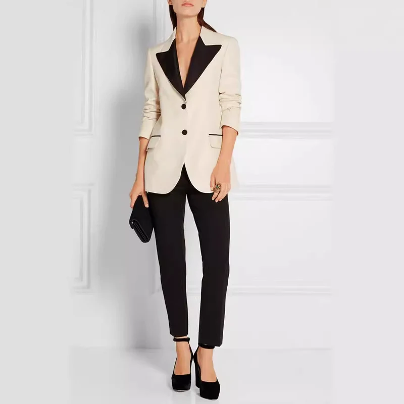 Damen Smokingsakko im Tailoring mit spitzem Schalkragen und kontrastiertem Reversbesatz Nord Taschen