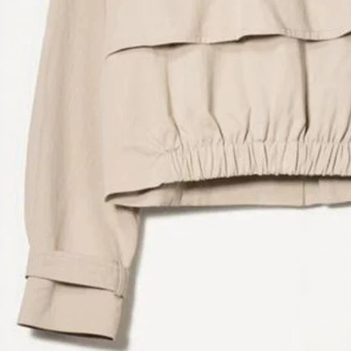 Damen Kurzschnitt Trenchcoat mit doppelreihiger Knopfleiste und Epauletten Nord Taschen
