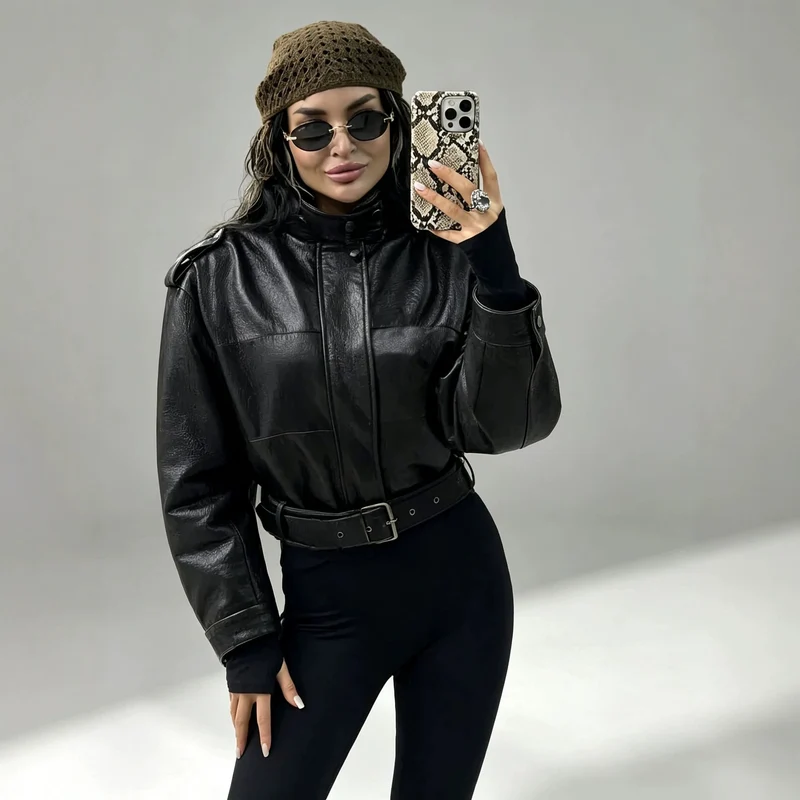 Damen Kurzjacke im Utility-Look aus strukturierter Kunstlederoptik mit hohem Stehkragen und verstellbarem Taillengürtel Nord Taschen