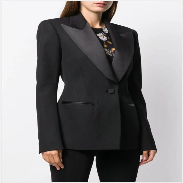 Damen Tailliertes Smoking-Blazerjackett mit Satin-Schalkragen und präzisem Tailoring Nord Taschen