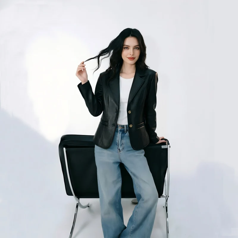 Damen Kurz geschnittene Kunstlederjacke mit Rundhals und aufgesetzten Pattentaschen Nord Taschen