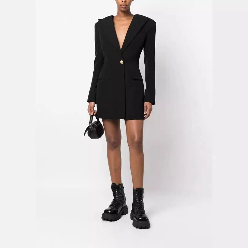 Damen kurzes Blazerkleid im minimalistischen Tailoring mit betonter Schulter und Ein-Knopf‑Verschluss Nord Taschen