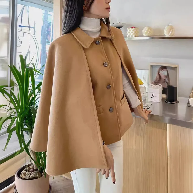 Damen Kurzer Wollmix-Cape-Mantel mit Hemdkragen und aufgesetzten Taschen Nord Taschen