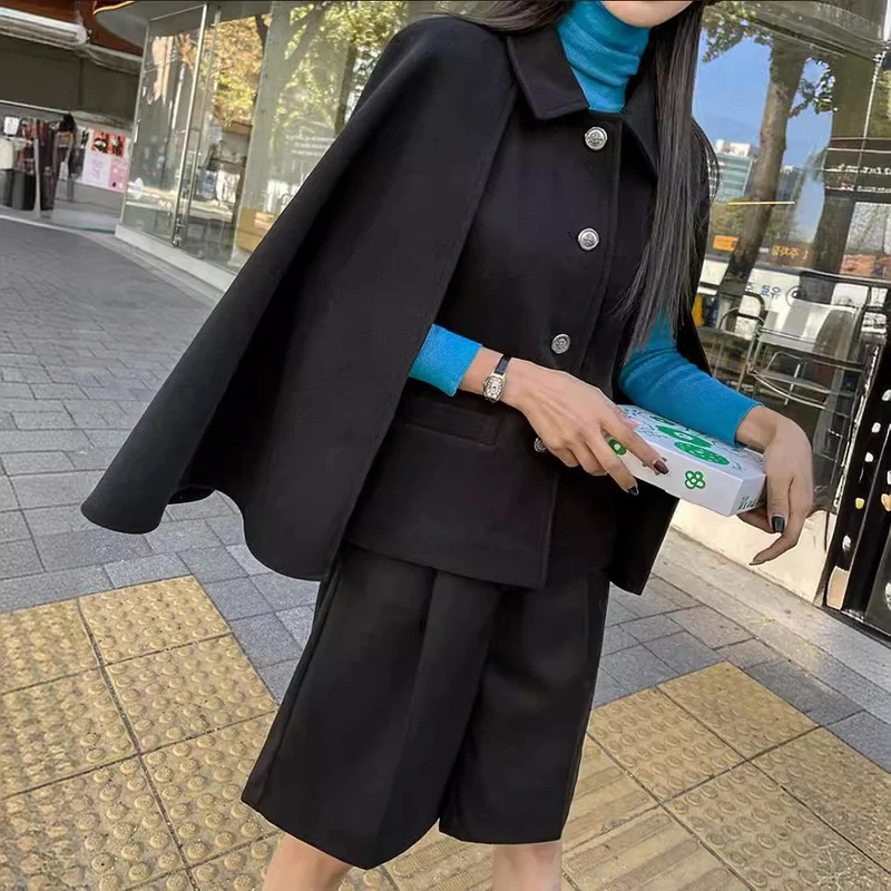 Damen Kurzer Wollmix-Cape-Mantel mit Hemdkragen und aufgesetzten Taschen Nord Taschen
