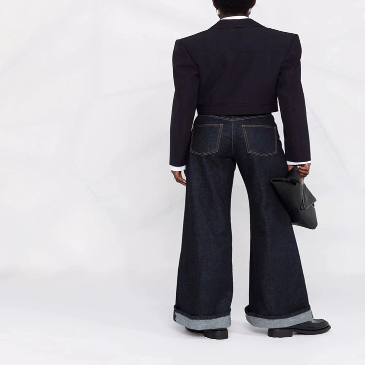 Damen Kurzblazer im Tailoring mit aufgesetzten Pattentaschen und markanter Schulterpartie Nord Taschen