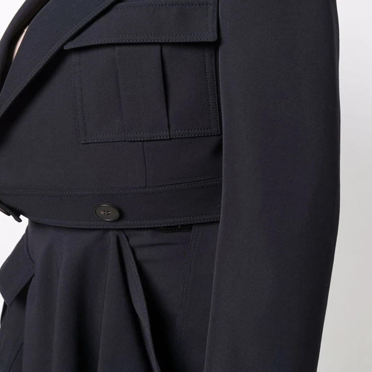 Damen Kurzblazer im Tailoring mit aufgesetzten Pattentaschen und markanter Schulterpartie Nord Taschen