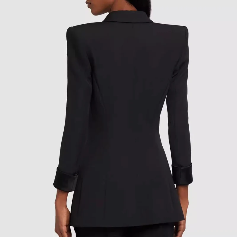 Damen Taillierter Smoking‑Blazer mit Satin‑Schalkragen und dekorativen Medaillonknöpfen Nord Taschen