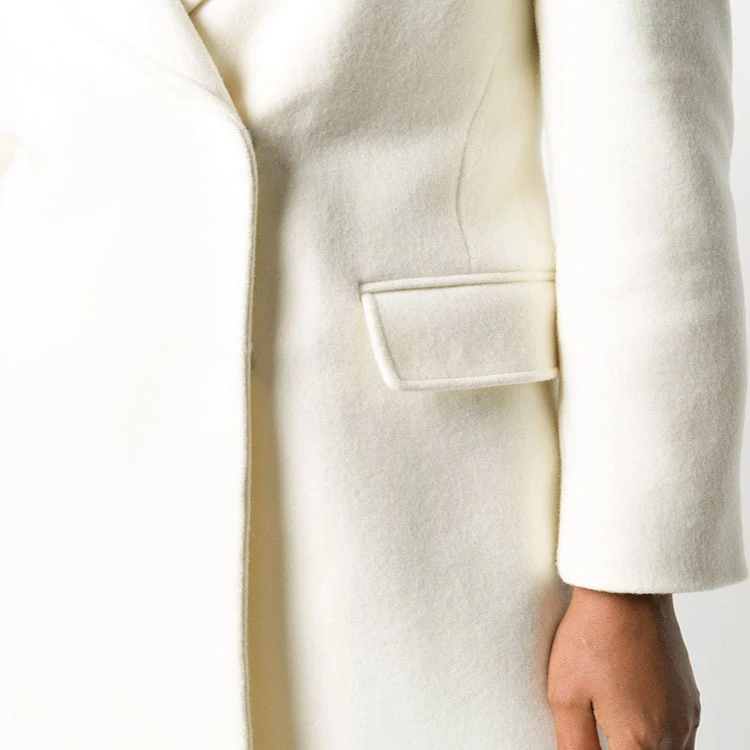 Damen Clean-Cut Longmantel mit überschnittenem Revers und klarer Tailoring‑Silhouette Nord Taschen