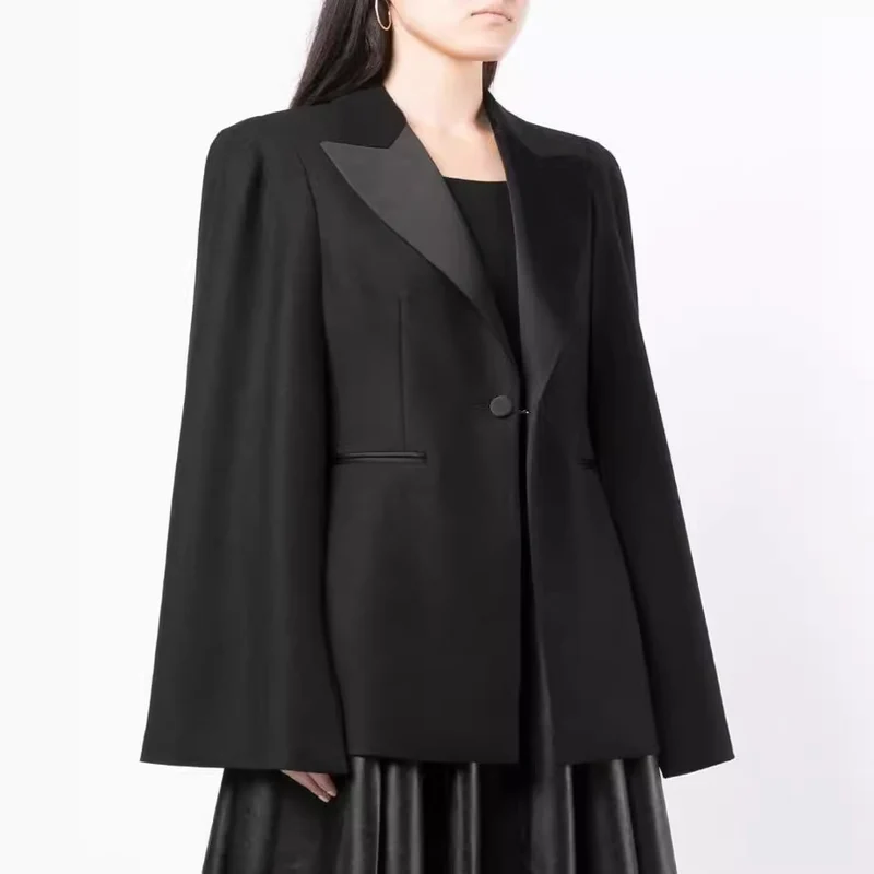 Damen Cape-Blazer mit Schlitzen an den Ärmeln und Satinrevers Nord Taschen
