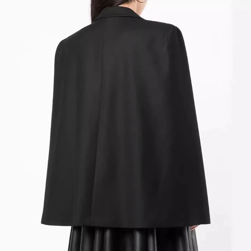 Damen Cape-Blazer mit Schlitzen an den Ärmeln und Satinrevers Nord Taschen