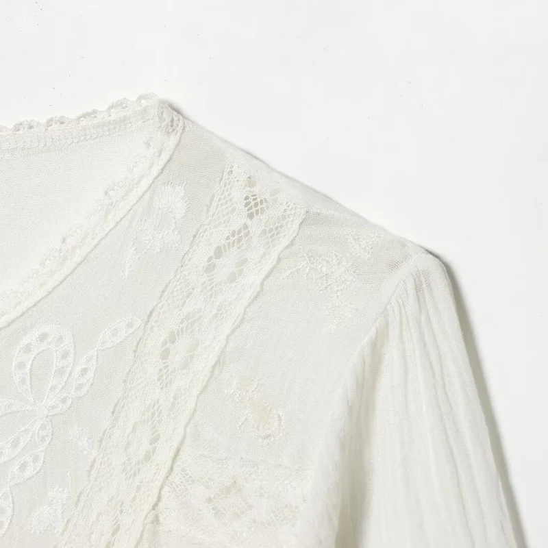 Damen Leichte Stickerei‑Bluse mit Spitzenkragen, Bindeband‑Taillierung und Knopfleiste Nord Taschen