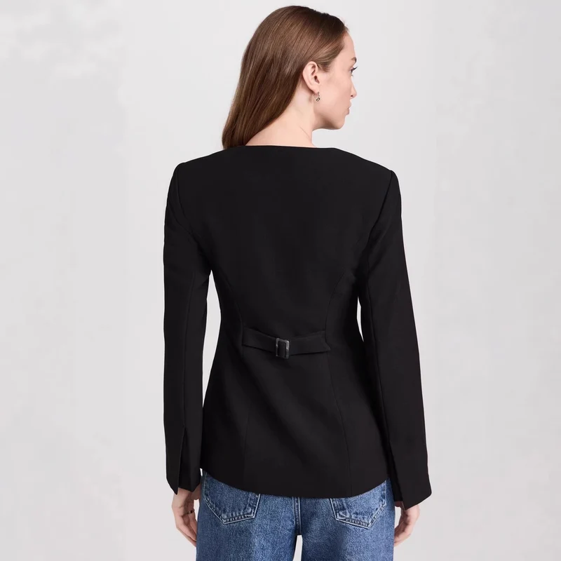 Damen Taillierter Kurzblazer mit Rundhalsausschnitt und mittiger Knopfleiste Nord Taschen