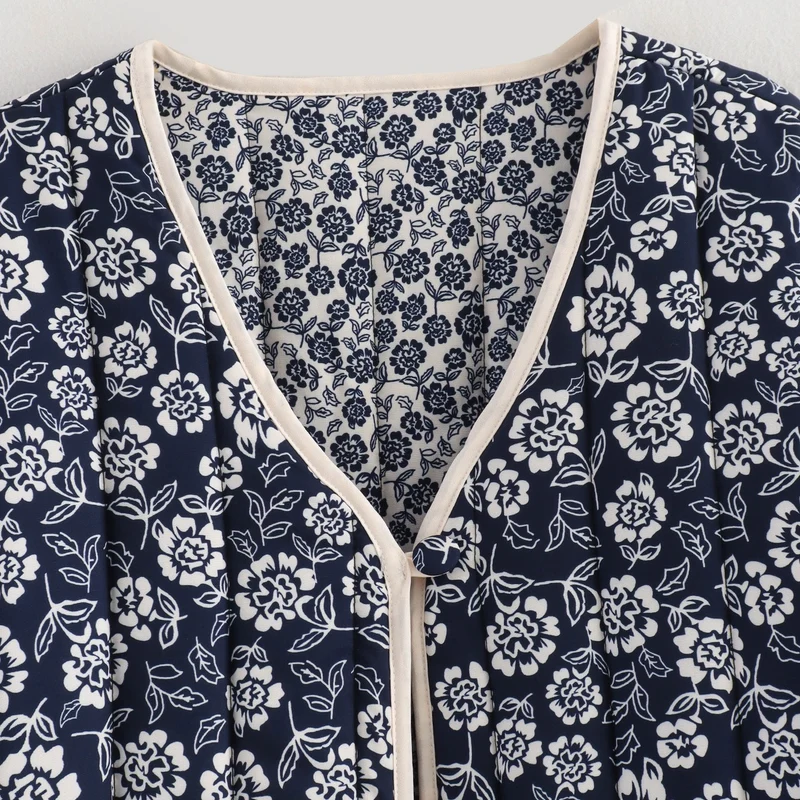 Damen gesteppte Jacke mit floralem Allover, V-Ausschnitt, Kontrastpaspel und aufgesetzten Taschen Nord Taschen