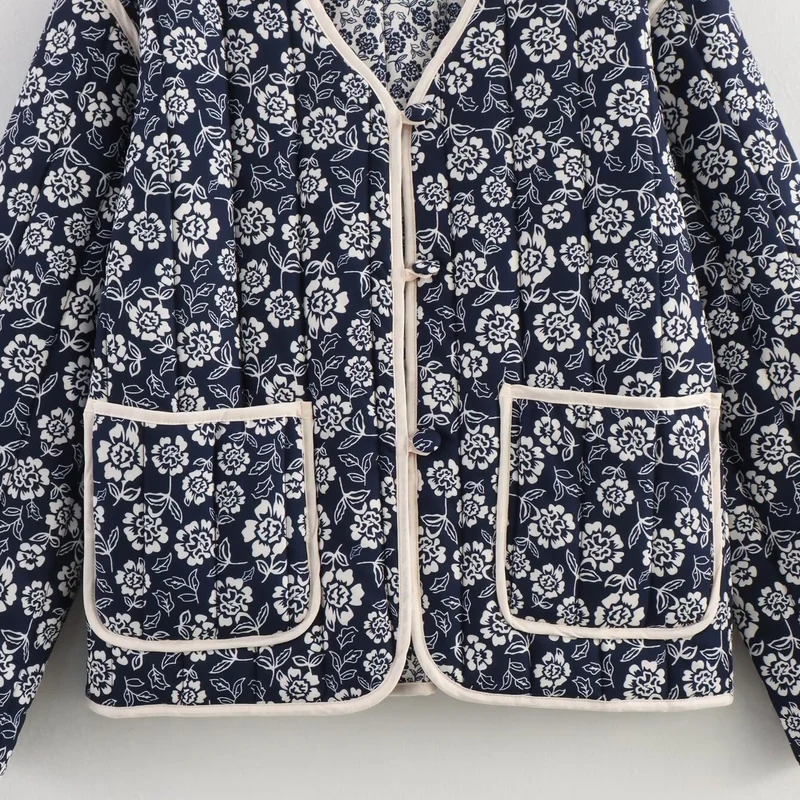 Damen gesteppte Jacke mit floralem Allover, V-Ausschnitt, Kontrastpaspel und aufgesetzten Taschen Nord Taschen