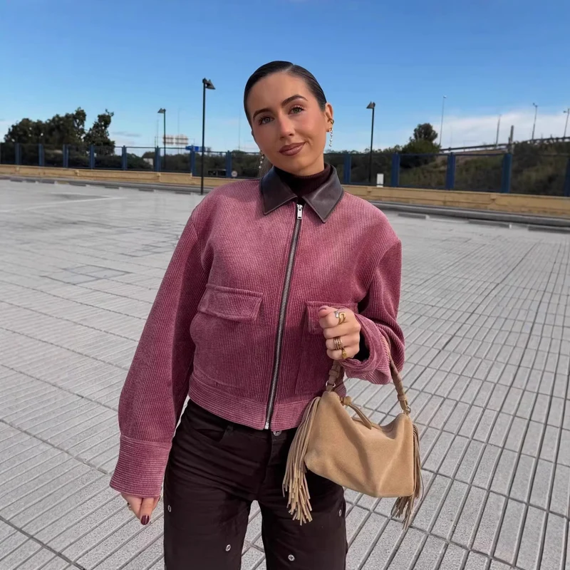 Damen Gerippte Kurzjacke mit Reißverschluss, aufgesetzten Klappentaschen und Kontrastkragen aus Kunstleder Nord Taschen