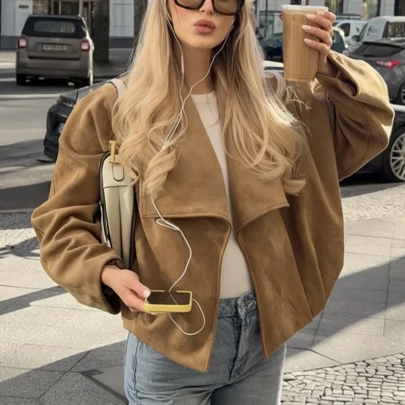 Damen Kurze Oversize Jacke aus Veloursimitat mit weitem Schalkragen Raglanärmeln und gerafftem Saum Nord Taschen