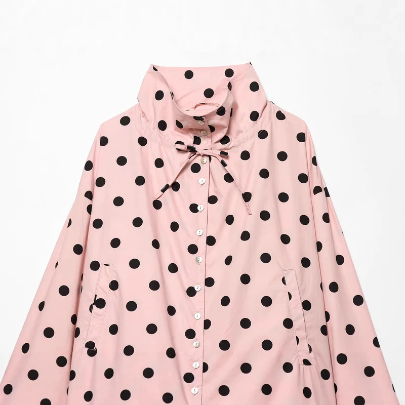 Damen Gepunktete Cropped‑Blousonjacke mit hohem Stehkragen, Tunnelzug und Knopfleiste Nord Taschen