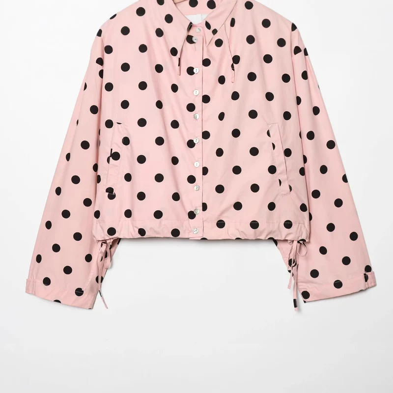 Damen Gepunktete Cropped‑Blousonjacke mit hohem Stehkragen, Tunnelzug und Knopfleiste Nord Taschen