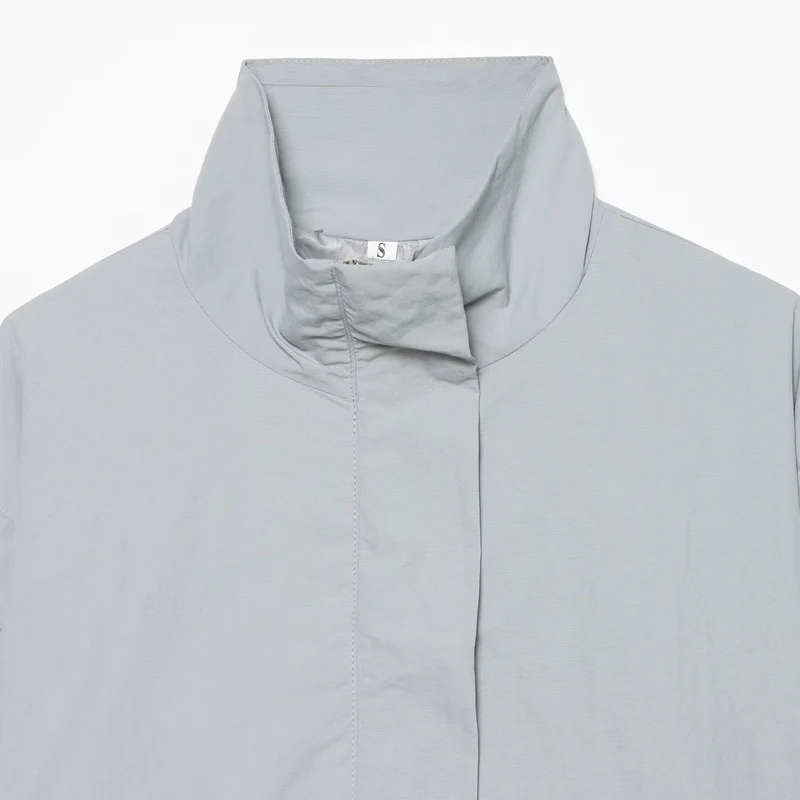 Damen Kurze funktionale Windjacke mit hohem Stehkragen und verdeckter Reißverschluss Nord Taschen