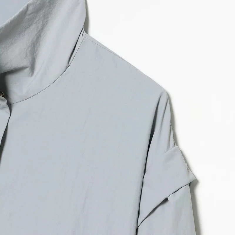 Damen Kurze funktionale Windjacke mit hohem Stehkragen und verdeckter Reißverschluss Nord Taschen