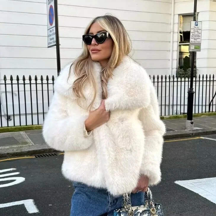 Damen Kurzboxy Kunstfelljacke mit breitem Schalkragen und langfaserigem Faux-Fur Nord Taschen