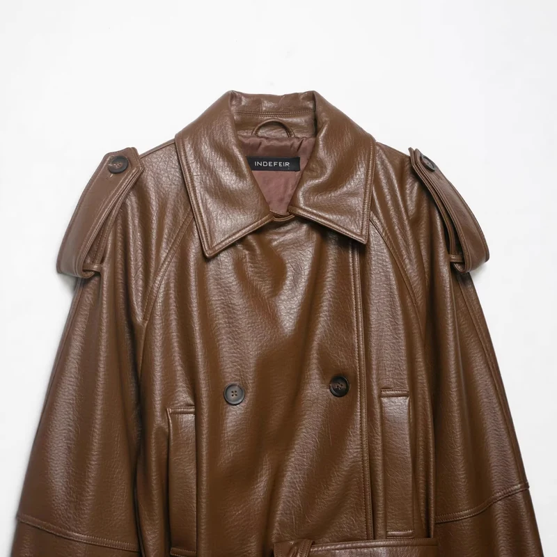 Damen Leder-Trenchcoat mit Bindegürtel, Schulterklappen und oversized Kragen Nord Taschen