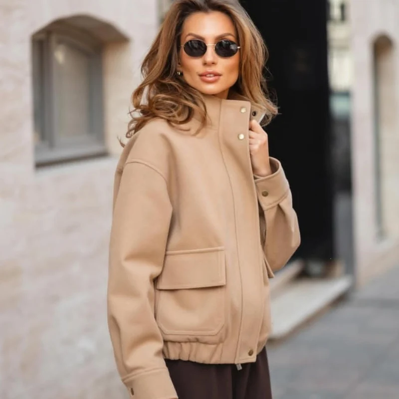 Damen Kurzblouson aus Wollmix im Utility‑Look mit Stehkragen, Klappentaschen und elastischem Saum Nord Taschen