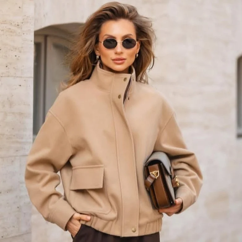 Damen Kurzblouson aus Wollmix im Utility‑Look mit Stehkragen, Klappentaschen und elastischem Saum Nord Taschen