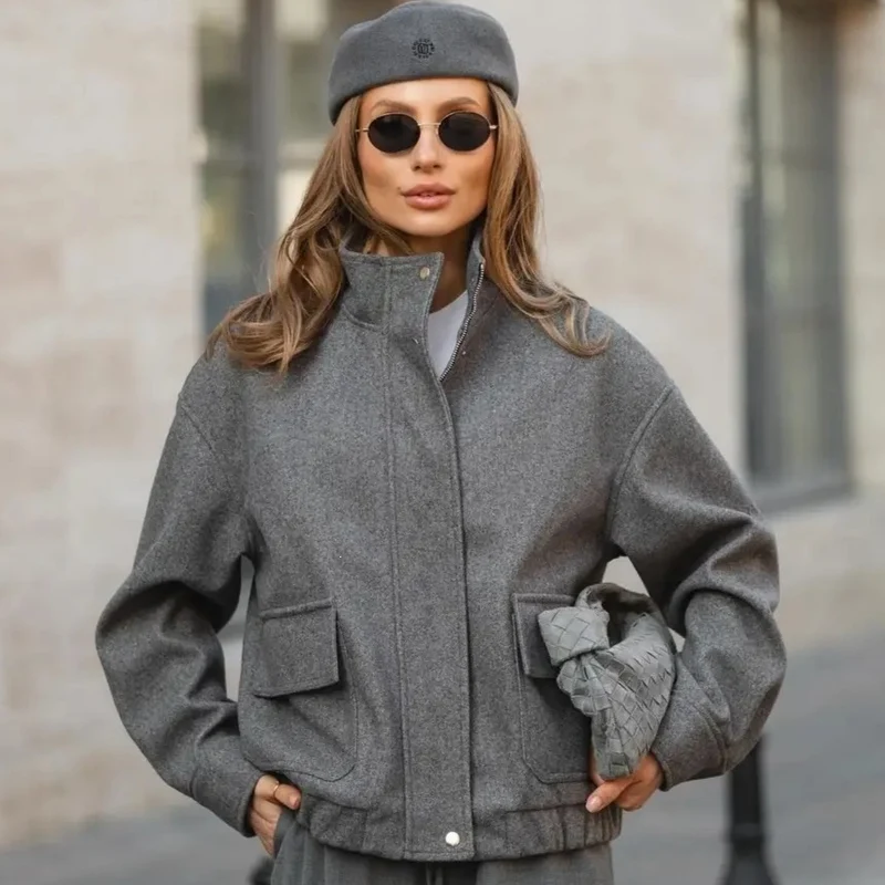 Damen Kurzblouson aus Wollmix im Utility‑Look mit Stehkragen, Klappentaschen und elastischem Saum Nord Taschen