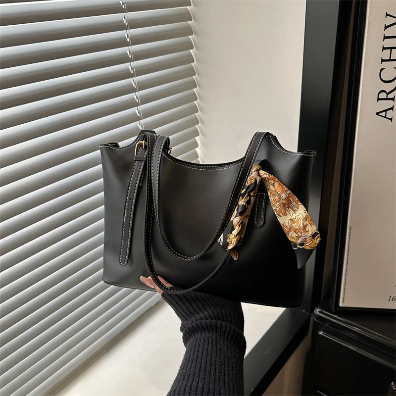 Damen elegante Tote-Bag mit feinem Tragegurt und modischen Accessoires Nord Taschen