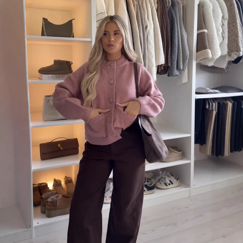 Damen Feinstrick‑Cardigan mit Rundhals, aufgesetzten Taschen und kastiger Silhouette Nord Taschen