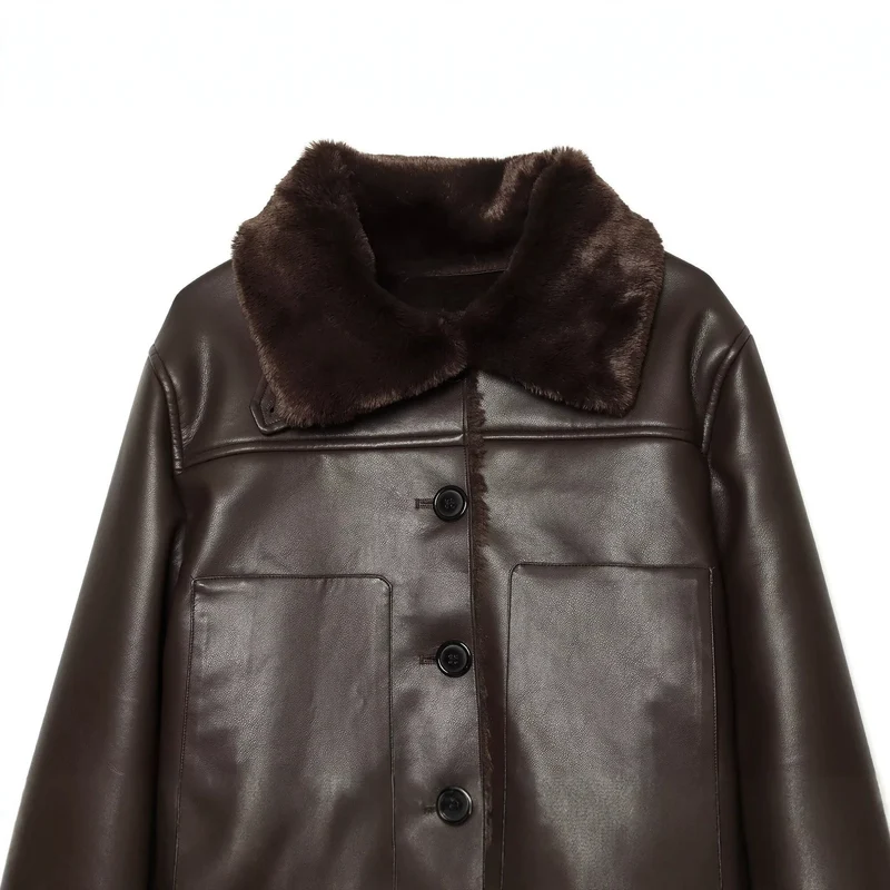 Damen Kurzjacke in Lammfell‑Optik mit Pelzkragen, aufgesetzten Taschen und Knopfleiste Nord Taschen