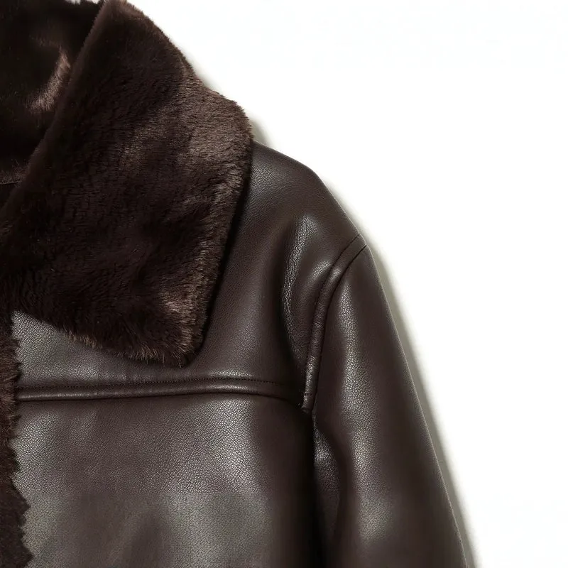 Damen Kurzjacke in Lammfell‑Optik mit Pelzkragen, aufgesetzten Taschen und Knopfleiste Nord Taschen