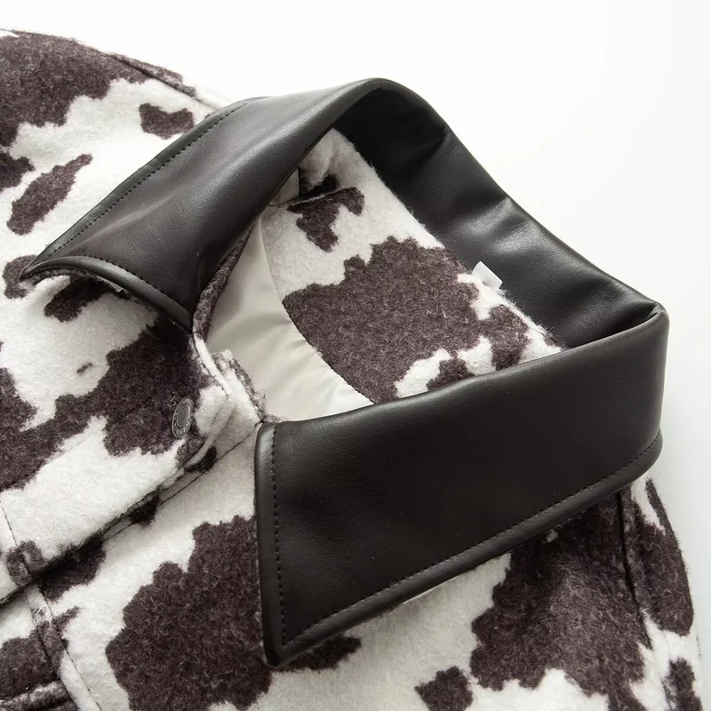 Damen Kurzjacke im Trucker‑Stil mit Kuhfleckenmuster und Kunstlederkragen Nord Taschen