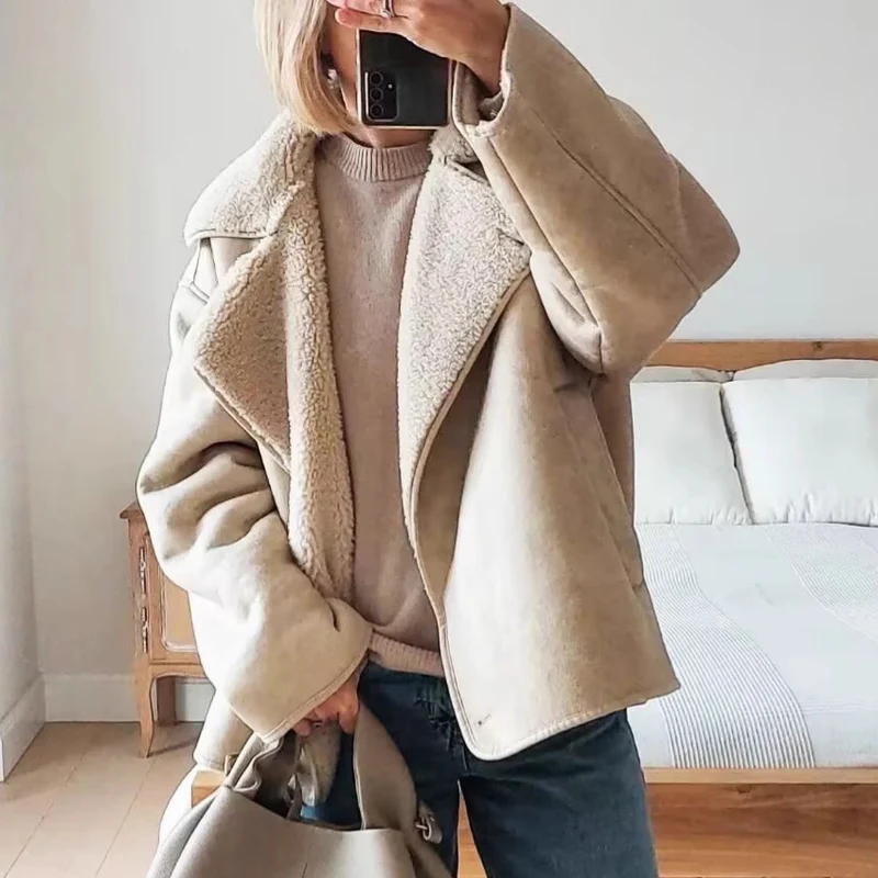Damen Kurzjacke im Lammfell-Look mit Umlegekragen und seitlichen Eingrifftaschen Nord Taschen